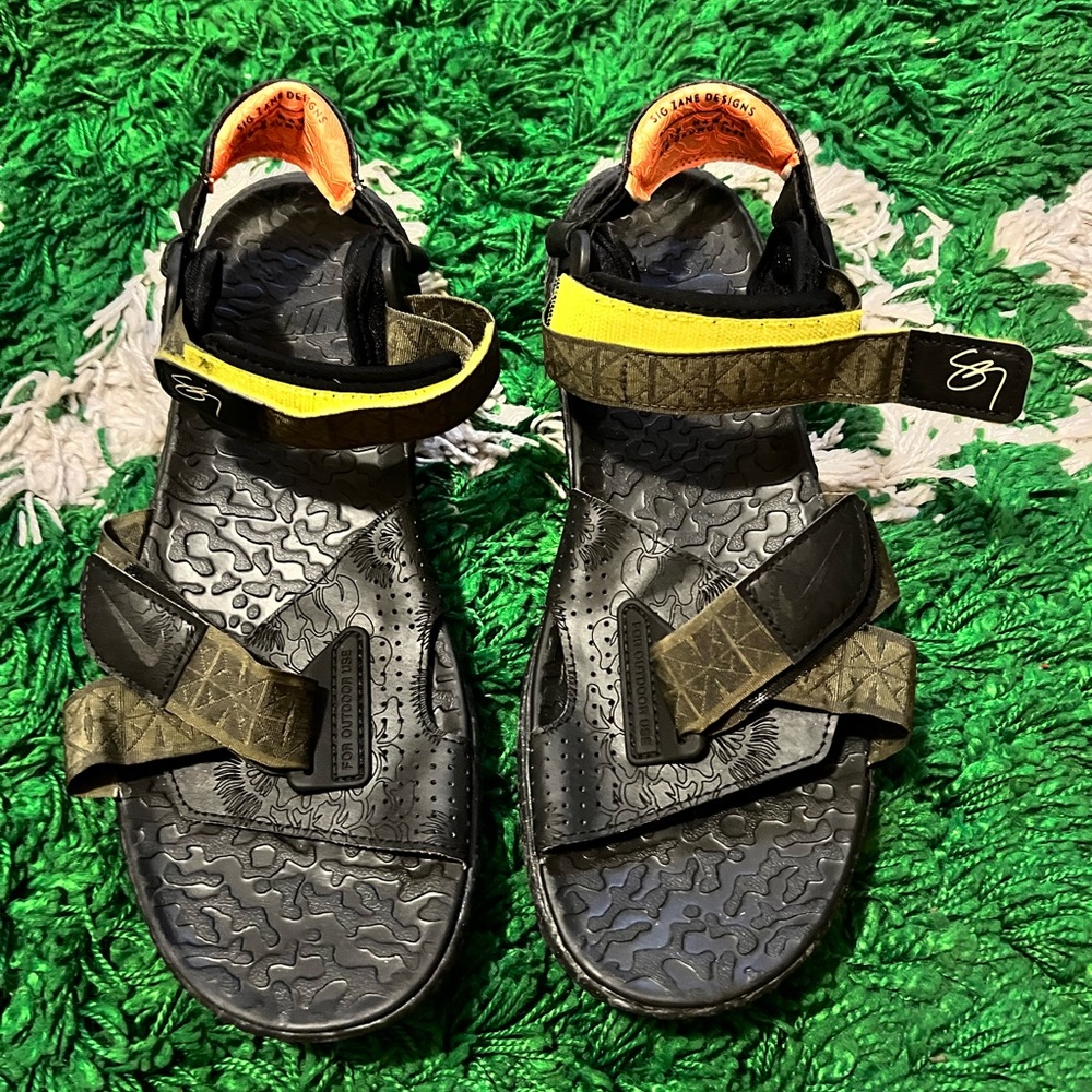 Nike ACG Deschutz+ Sandal- Sig Zane